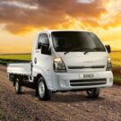 Kia Bongo 4x4 2026 branco com um por do sol no fundo.