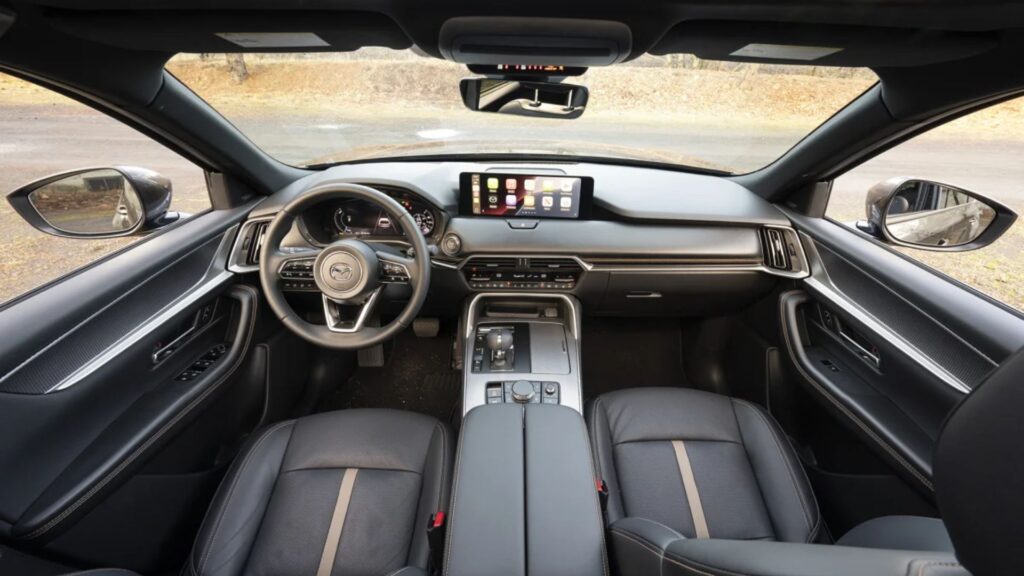 Interna do Mazda CX-90 PHEV 2025.