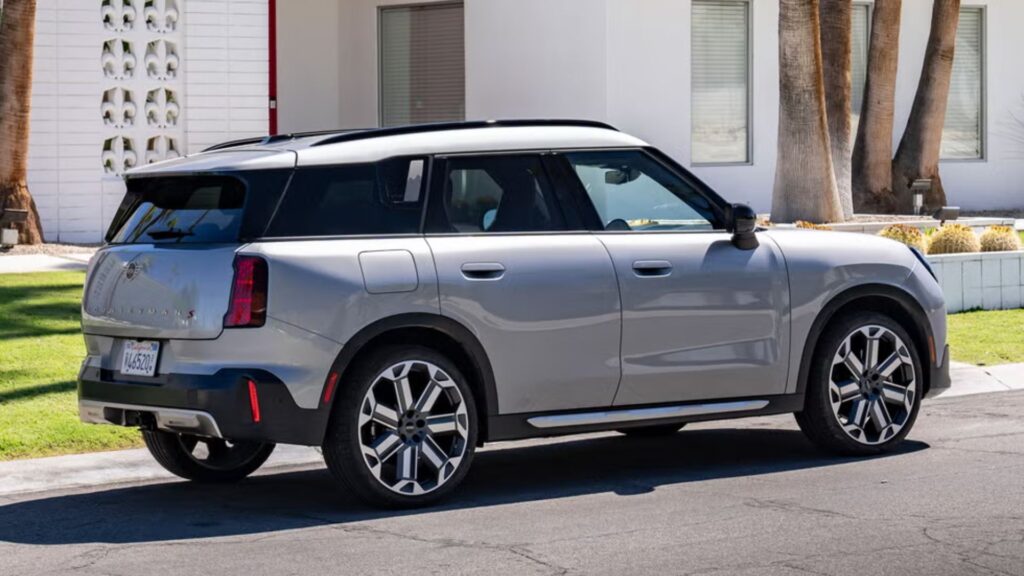 Lateral do Mini Countryman 2026 cinza parado na beirada da estrada.