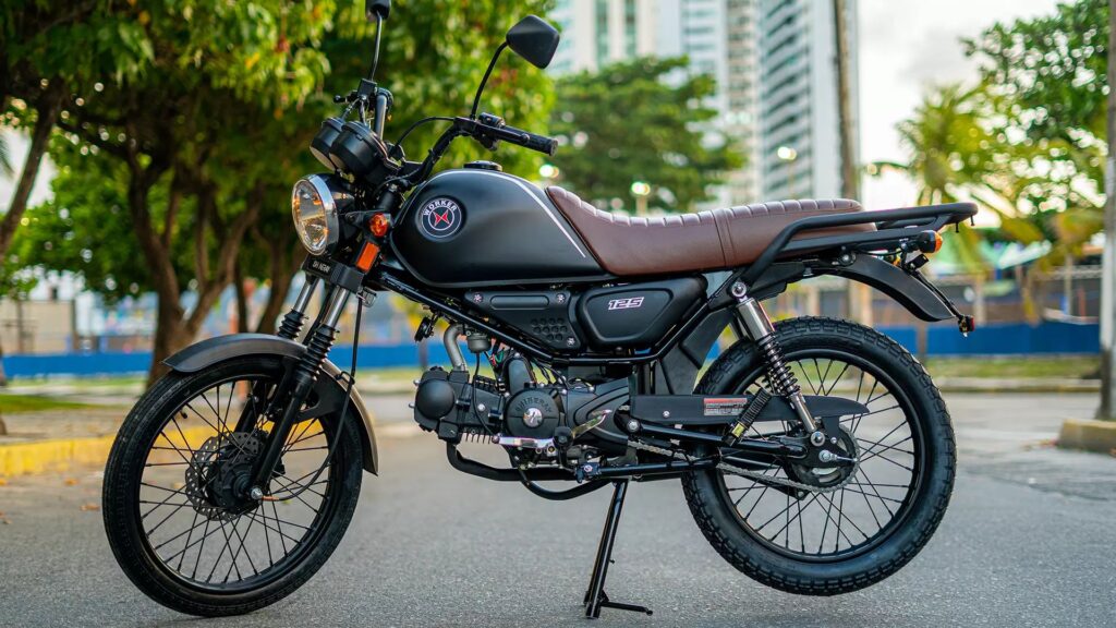Shineray Worker 125 preta com banco em marrom.