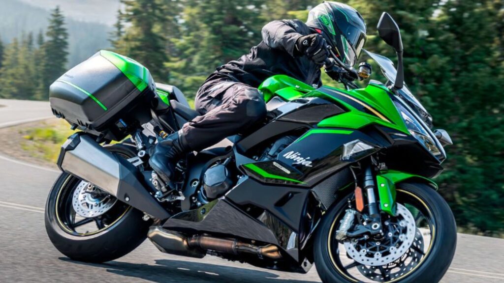 Kawasaki Ninja 1100SX 2025 fazendo uma curva.