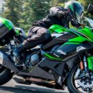 Kawasaki Ninja 1100SX 2025 fazendo uma curva.