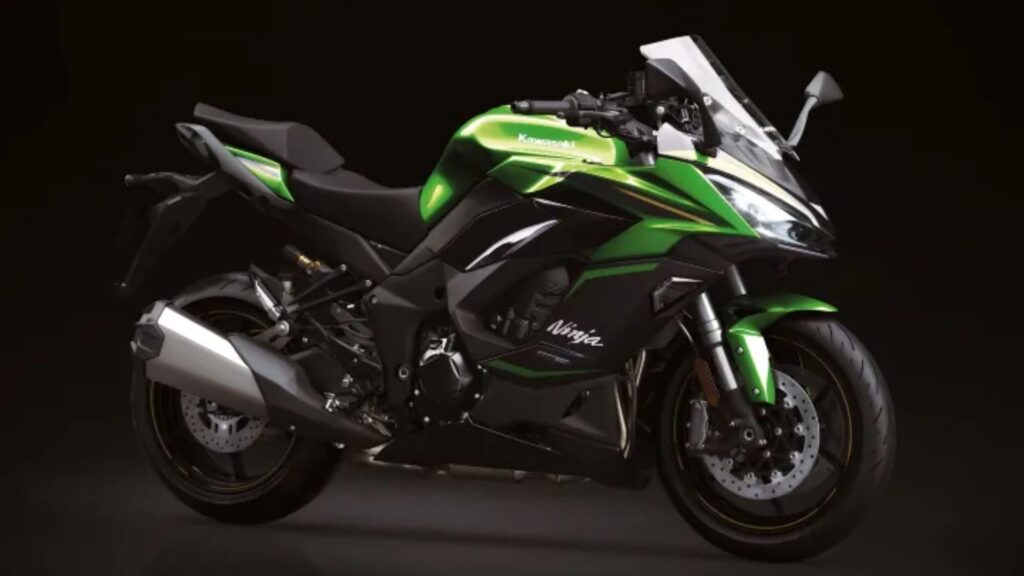 Kawasaki Ninja 1100SX 2025 verde com preto no fundo preto.