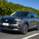 Nissan Kicks 2026 Advance cinza em movimento na estrada.