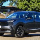 Nissan Kicks Advance 2026 cinza parado na diagonal.