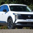 Nissan Kicks Sense branco na diagonal.