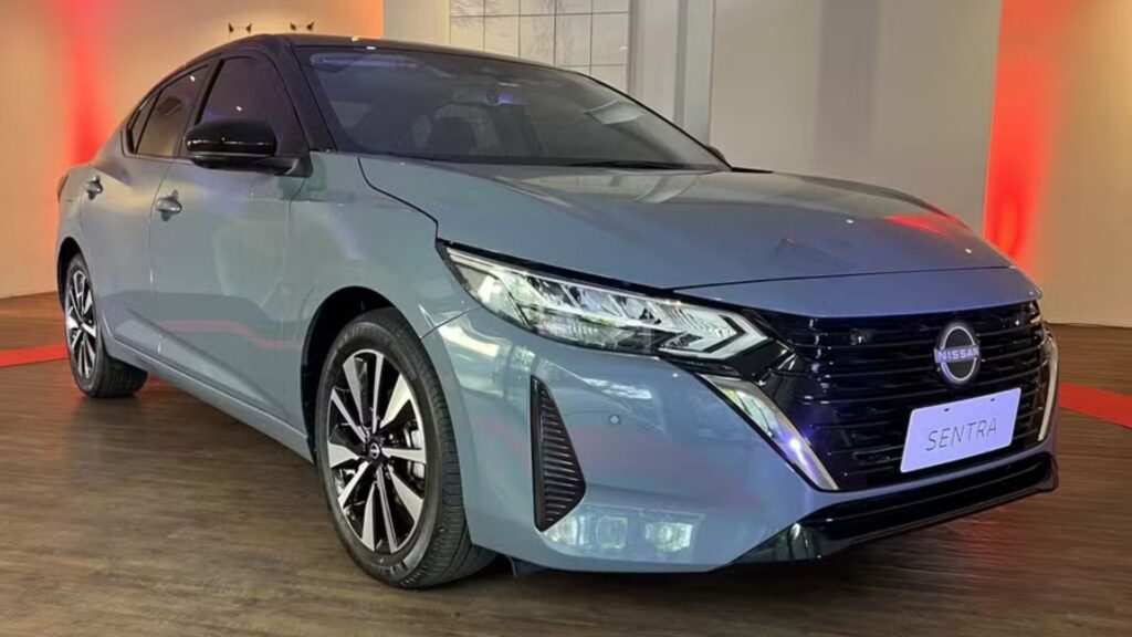 Nissan Sentra 2.0 Advance CVT 2025 na diagonal.