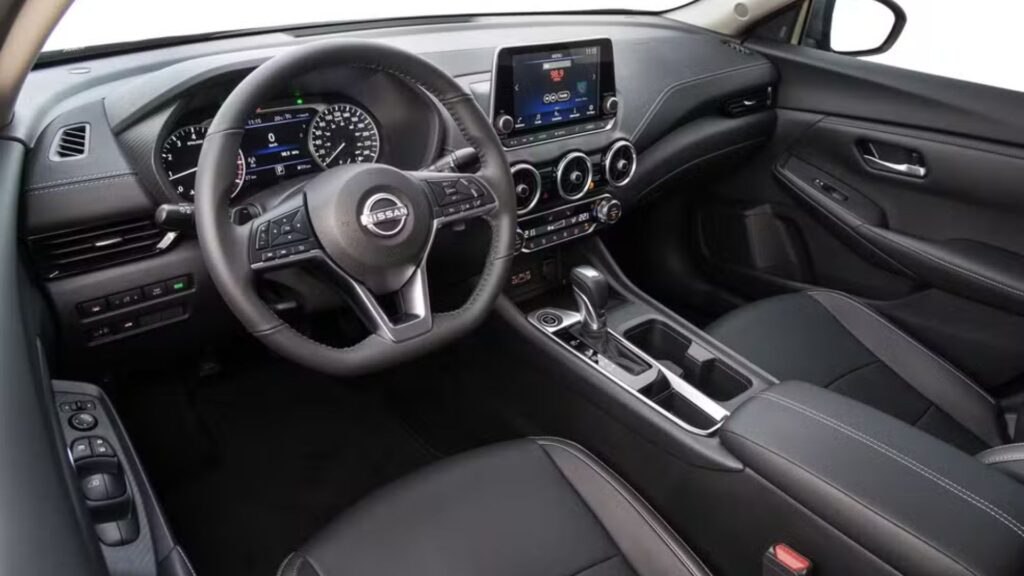 Interna do Nissan Sentra 2.0 Advance CVT 2025.