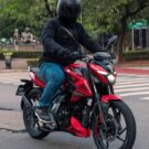 Bajaj Pulsar N150 vermelha na estrada.