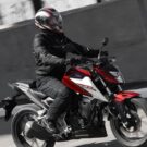 Nova Honda CB 300F Twister 2026 vermelha na estrada.