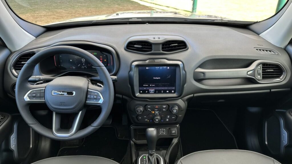 Interna do Jeep Renegade.