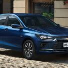 Chevrolet Onix 2026 azul marinho estacionado na beirada da estrada.