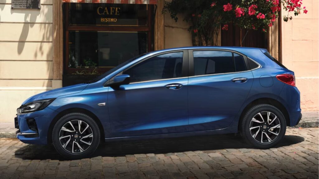 Lateral do Chevrolet Onix 2026 azul marinho.