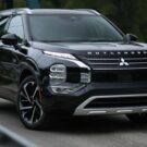 Mitsubishi Outlander 2026 preta na diagonal no meio da estrada.