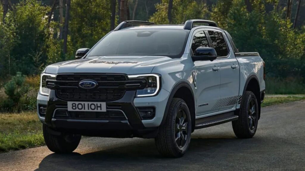 Ford Ranger cinza parada na diagonal em uma estrada.