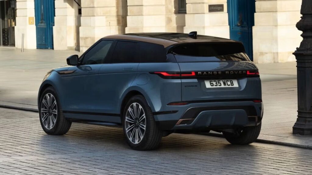 Traseira do Range Rover Evoque 2026 azul parada na beirada da estrada.