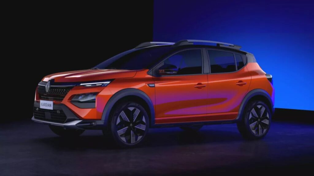 Renault Kardian laranja parado na diagonal em um fundo escuro.