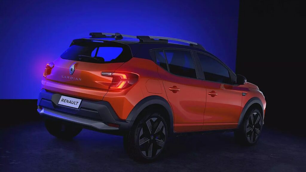 Traseira do Renault Kardian laranja no fundo escuro.
