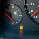 Rodar na reserva estraga o carro.