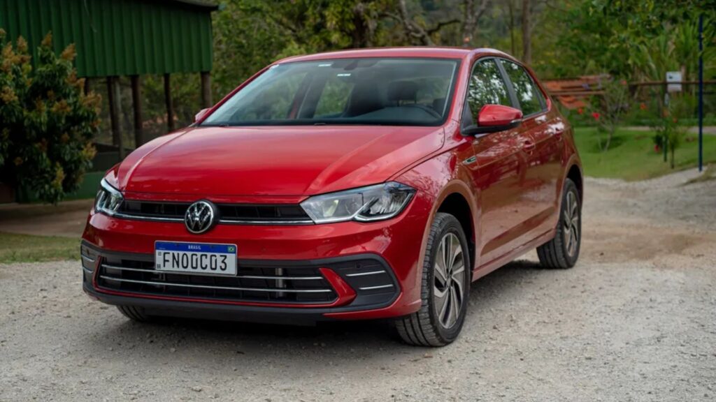 Volkswagen Polo Comfortline 1.0 TSI vermelho parado na diagonal.