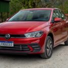 Volkswagen Polo Comfortline 1.0 TSI vermelho parado na diagonal.