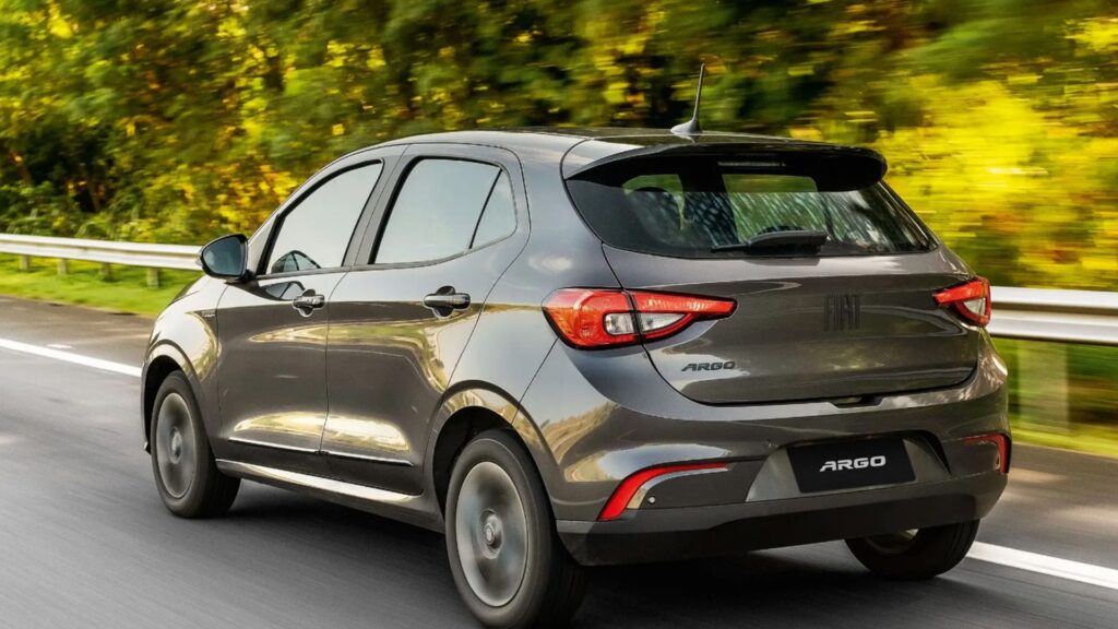 Fiat Argo 1.0 Manual cinza em movimento na estrada.