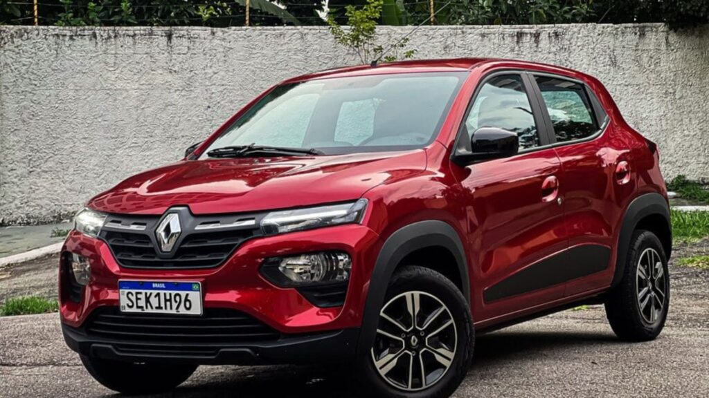 Renault Kwid vermelho parado na diagonal.