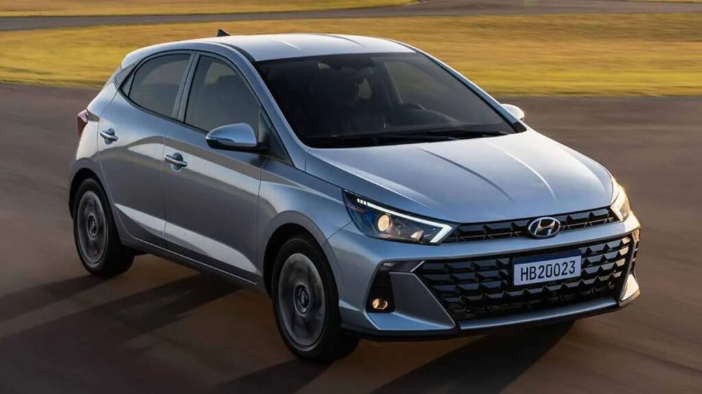 Hyundai HB20 cinza em movimento na pista.