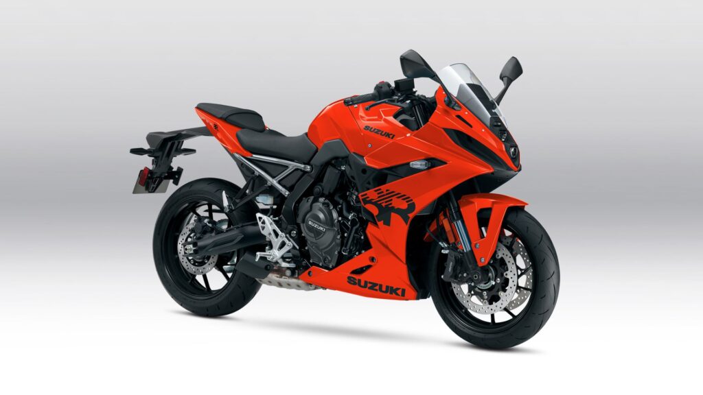 Suzuki GSX-8R 2026 laranja parada na diagonal em um fundo branco.