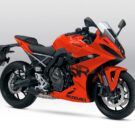 Suzuki GSX-8R 2026 laranja parada na diagonal em um fundo branco.
