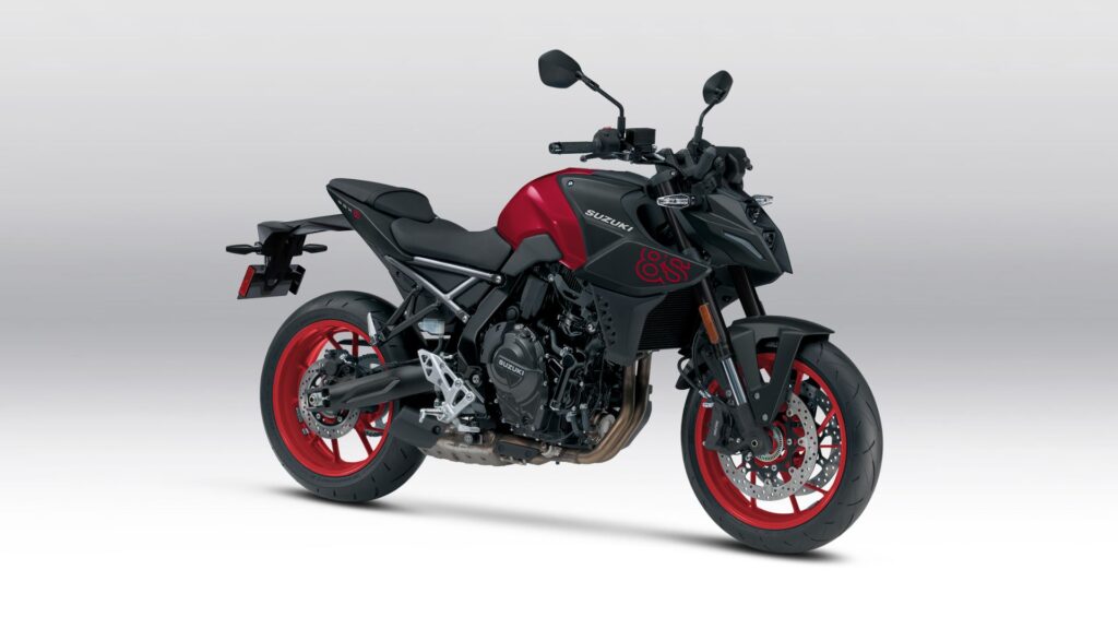 Suzuki GSX-8S 2026 preta com vermelho parada na diagonal em um fundo branco.