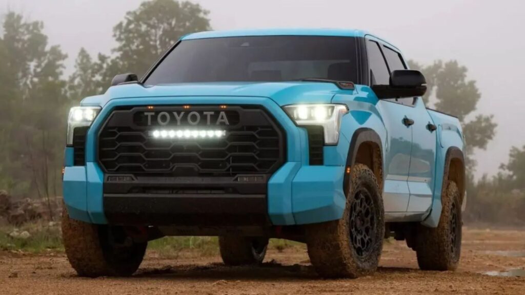 Toyota Tundra 2026 azul na estrada.