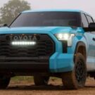 Toyota Tundra 2026 azul na estrada.