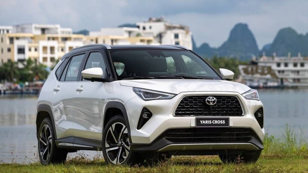 Toyota Yaris Cross branco na diagonal com um rio no fundo.