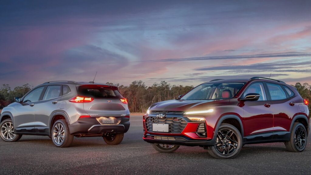 Dois Chevrolet Tracker 2026 um ao lado do outro.