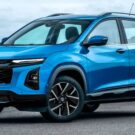Chevrolet Tracker azul na diagonal.