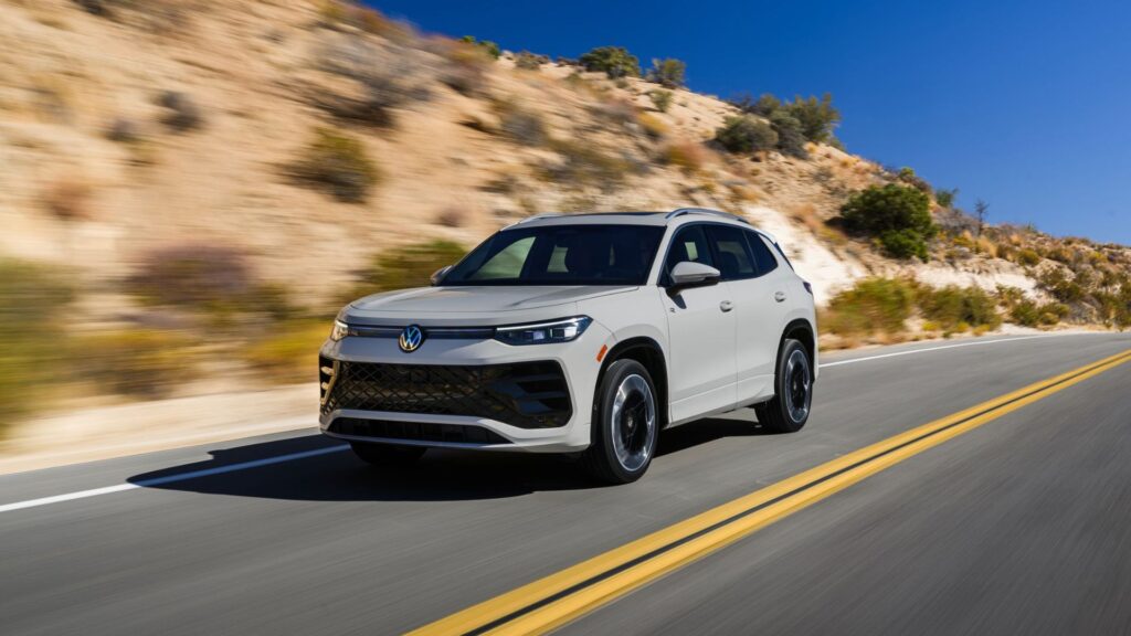 Volkswagen Tiguan 2025 cinza em movimento na estrada.
