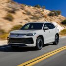 Volkswagen Tiguan 2025 cinza em movimento na estrada.