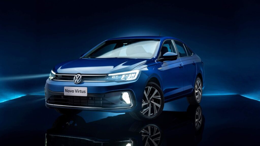 Volkswagen Virtus azul parado na diagonal em um fundo azul.