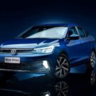 Volkswagen Virtus azul parado na diagonal em um fundo azul.