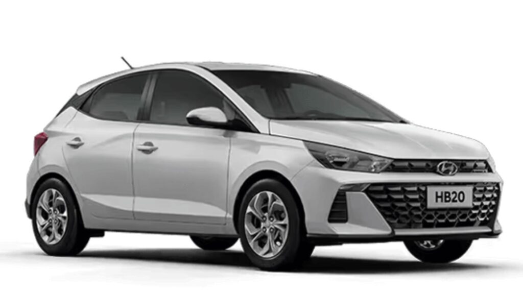 Hyundai HB20 Comfort branco parado na diagonal em um fundo branco.