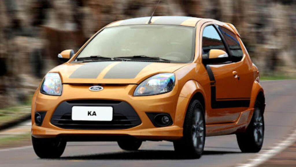 Ford Ka Sport Esportivo laranja na diagonal.