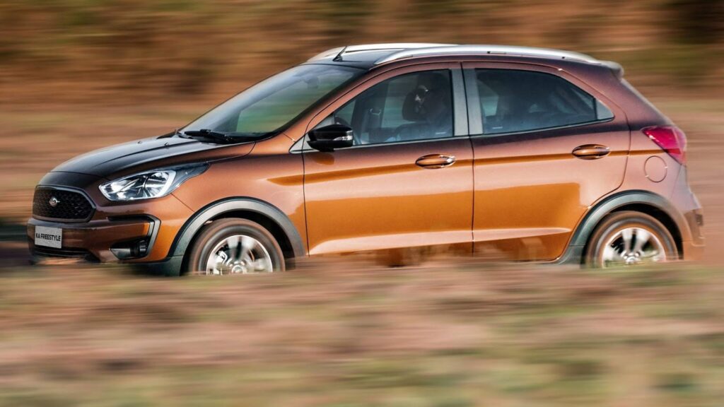 Ford Ka Freestyle marrom na estrada.