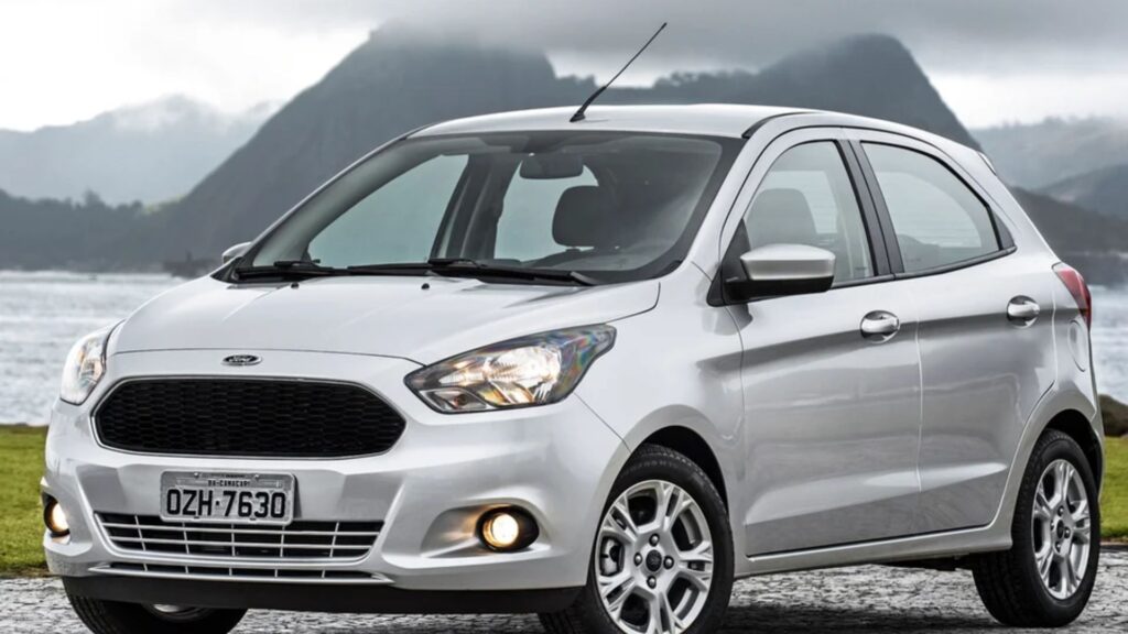 Ford Ka SEL Completo prata parado na diagonal.