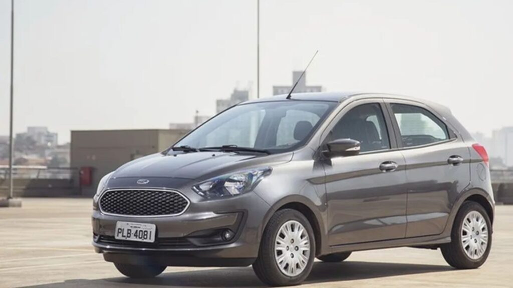 Ford SE Plus cinza parado na diagonal.