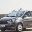 Ford SE Plus cinza parado na diagonal.