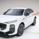 Audi Q3 Sportback na diagonal do lado de um homem.