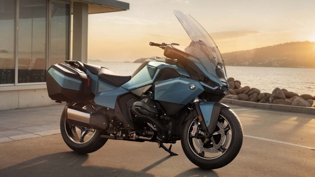 BMW R 1300 RT azul parada na diagonal.