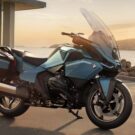 BMW R 1300 RT azul parada na diagonal.