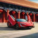 BYD U9 Track Edition parado na diagonal com as portas abertas.